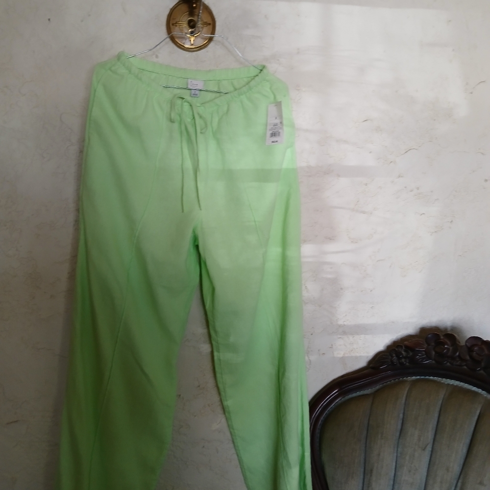 A new day green 💚 casual relaxing pants for the evening night out